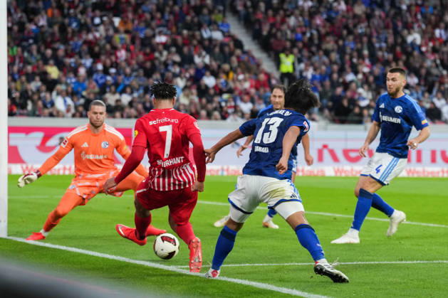 1. Bundesliga: SC Freiburg vs FC Schalke 04, 11.10.2026 Zweikampf zwischen Satoshi Tanaka (FC Schalke 04, 13) und Derry Scherhant (SC Freiburg, 7) 1. Bundesliga: SC Freiburg vs FC Schalke 04, Europa-Park-Stadion, 11.10.2026 DFB DFL REGULATIONS PROHIBIT ANY USE OF PHOTOGRAPHS AS IMAGE SEQUENCES AND OR QUASI-VIDEO. Copyright: xBEAUTIFULxSPORTS Boscox