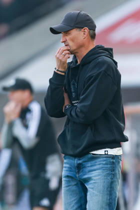 1. Bundesliga - 26 27 - 1. FC Köln - Borussia Mönchengladbach am 11.10.2026 im RheinEnergieSTADION in Köln Trainer Alexander Blessin (Moenchengladbach) unzufrieden, enttäuscht, enttaeuscht, niedergeschlagen