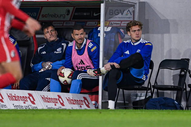 11.10.2026, Fussball, Saison 2026 2027, Bundesliga, SC Freiburg - FC Schalke 04, Torwart Kevin Müller (FC Schalke 04), Edin DÅ¾eko Dzeko (FC Schalke 04) auf der Auswechselbank, xRHR-FOTO YYx Copyright: KROEGER RHR-FOTOx RHR-FOTO YY