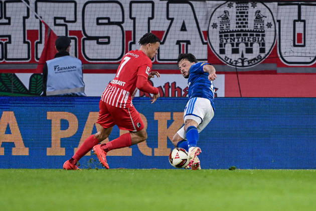 11.10.2026, Fussball, Saison 2026 2027, Bundesliga, SC Freiburg - FC Schalke 04, Derry Scherhant (SC Freiburg), Adrian Gantenbein (FC Schalke 04) xRHR-FOTO YYx Copyright: KROEGER RHR-FOTOx RHR-FOTO YY