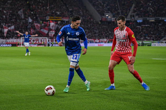 11.10.2026, Fussball, Saison 2026 2027, Bundesliga, SC Freiburg - FC Schalke 04, Soufiane El-Faouzi (FC Schalke 04), Yannik Engelhardt (SC Freiburg) xRHR-FOTO YYx Copyright: KROEGER RHR-FOTOx RHR-FOTO YY