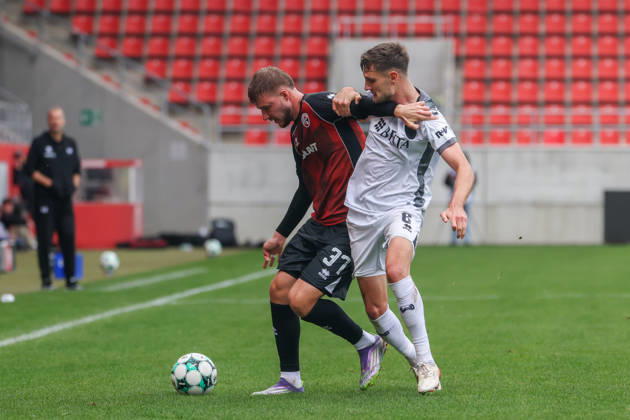 Ingolstadt, Deutschland 11. Oktober 2026: 3. Liga - 2026 2027 - 8. Spieltag - FC Ingolstadt 04 gegen SV Wehen Wiesbaden Im Bild: v. li. im Zweikampf Benjamin Kanuric (FCI) und Gino Fechner (SVWW) DFB DFL regulations prohibit any use of photographs as image sequences and or quasi-video Copyright: xFotostandx xSchäferx