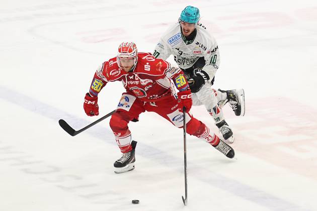 Sahnpark Crimmitschau 11.10.2026 Saison 2026 27 Eishockey 2. Bundesliga Hauptrunde Spiel 8. Kunsteisstadion Sachsen Sachsenderby Derby Eispiraten Eispiraten - Bietigheim Steelers Mirko Sacher EPC rot - David Cerny Bietigheim Crimmitschau Sachsen Germany