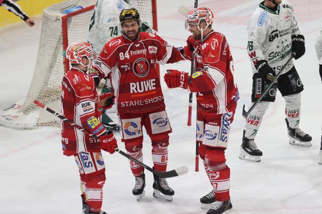 Sahnpark Crimmitschau 11.10.2026 Saison 2026 27 Eishockey 2. Bundesliga Hauptrunde Spiel 8. Kunsteisstadion Sachsen Sachsenderby Derby Eispiraten Eispiraten - Bietigheim Steelers Jubel EPC Collin Adams Louis Brune und Jarno Kärki von links Crimmitschau Sachsen Germany