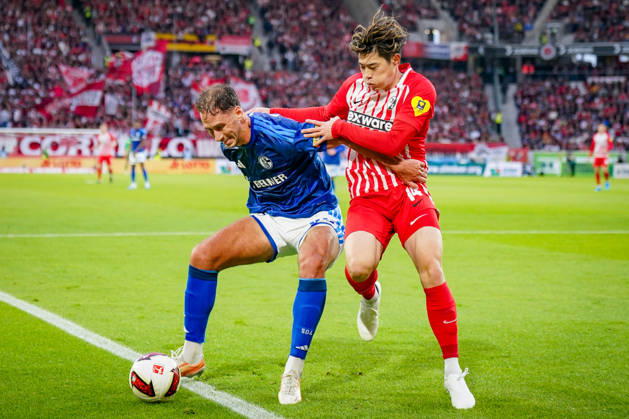 Deutschland: Fußball Bundesliga 2026 - 2027, 5. Spieltag - SC Freiburg - FC Schalke 04 - Europa-Park-Stadion (Freiburg): Nikola Katic (FC Schalke 04, 25) und Yuito Suzuki (SC Freiburg, 14) im Zweikampf Copyright: xJOERANxSTEINSIEKx