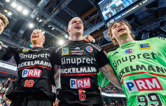 11.10.2026 - Handball - 1. Bundesliga OPEL HBL - Saison 2026 2027 - 08. Spieltag: HC Erlangen Metropolregion Nürnberg HCE - MT Melsungen - DaMa - xdaxmax - Jubel Freude nach Spielende - Sebastian Firnhaber (18, HC Erlangen HCE ) Marek Nissen (6, HC Erlangen HCE ) Tin Herceg (99, HC Erlangen HCE )