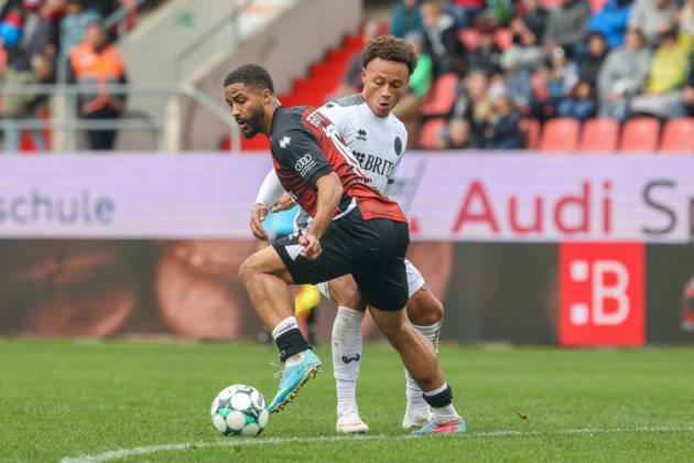 Ingolstadt, Deutschland 11. Oktober 2026: 3. Liga - 2026 2027 - 8. Spieltag - FC Ingolstadt 04 gegen SV Wehen Wiesbaden Im Bild: v. li. im Zweikampf Keanan Bennetts (FCI) und Roberto Massimo (SVWW) DFB DFL regulations prohibit any use of photographs as image sequences and or quasi-video Copyright: xFotostandx xSchäferx