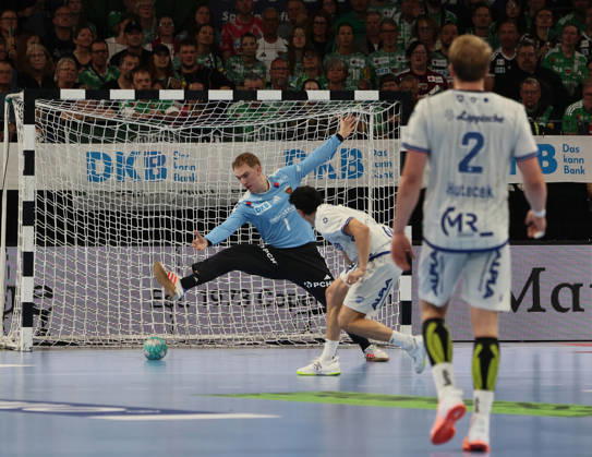 GER HBL Saison 2026 2027 FÜCHSE Berlin vs. TBV Lemgo, 11.10.26, MAX-SCHMELING-HALLE, Berlin, Lasse LUDWIG (Füchse Berlin 1) kann den Strafwurf von Lukas HUTECEK (TBV Lemgo Lippe 2) lnicht entschärfen