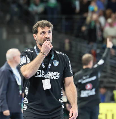 GER HBL Saison 2026 2027 FÜCHSE Berlin vs. TBV Lemgo, 11.10.26, MAX-SCHMELING-HALLE, Berlin, Florian KEHRMANN (TBV Lemgo Lippe_Trainer) blickt skeptisch zur Anzeigetafel, Blick, an der Seitenlinie
