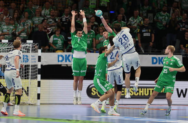 GER HBL Saison 2026 2027 FÜCHSE Berlin vs. TBV Lemgo, 11.10.26, MAX-SCHMELING-HALLE, Berlin, Hendrik WAGNER (TBV Lemgo Lippe 28) mit dem letzten Wurf vor der Halbzeit, Mijajlo MARSENIC (Füchse Berlin 93) blockt mit einer Hand, Abwehrarbeit