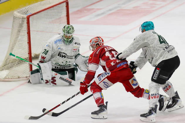 Sahnpark Crimmitschau 11.10.2026 Saison 2026 27 Eishockey 2. Bundesliga Hauptrunde Spiel 8. Kunsteisstadion Sachsen Sachsenderby Derby Eispiraten Eispiraten - Bietigheim Steelers Collin Adams EPC rot - Tim Schüle Bietigheim und Torhüter Kevin Reich Crimmitschau Sachsen Germany