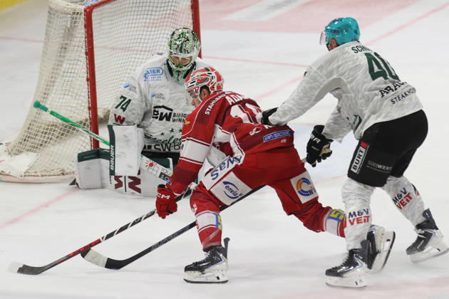 Sahnpark Crimmitschau 11.10.2026 Saison 2026 27 Eishockey 2. Bundesliga Hauptrunde Spiel 8. Kunsteisstadion Sachsen Sachsenderby Derby Eispiraten Eispiraten - Bietigheim Steelers Collin Adams EPC rot - Tim Schüle Bietigheim und Torhüter Kevin Reich Crimmitschau Sachsen Germany
