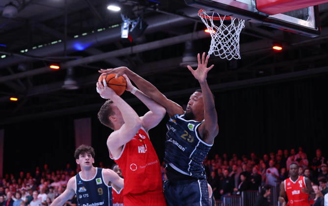 v.l. Dominic Parolin (Eisbaeren Bremerhaven 09), Bjoern Rohwer (RheinStars Koeln 15) ,Jeremiah Oden (Eisbaeren Bremerhaven 25) GER, RheinStars Koeln vs. Eisbaeren Bremerhaven, Basketball, ProA, 4. Spieltag, Spielzeit 2026 2027, 11.10.2026 GER, RheinStars Koeln vs. Eisbaeren Bremerhaven, Basketball, ProA, 4. Spieltag, Spielzeit 2026 2027, 11.10.2026 RheinStars Koeln Copyright: xEibner-Pressefoto ThomasxStoeckerx EP_TSR