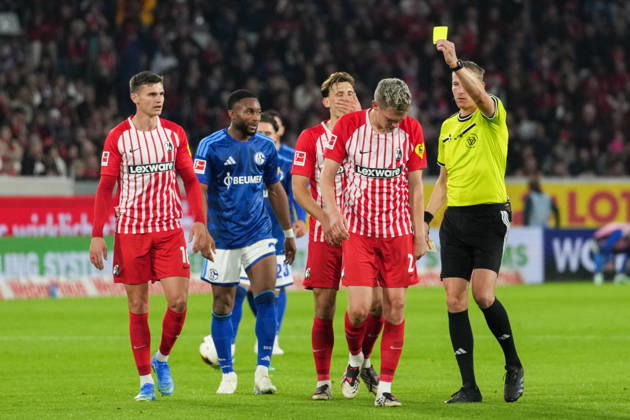 1. Bundesliga: SC Freiburg vs FC Schalke 04, 11.10.2026 Martin Petersen (Schiedsrichter) mit der Gelben Karte für Matthias Ginter (SC Freiburg, 28) 1. Bundesliga: SC Freiburg vs FC Schalke 04, Europa-Park-Stadion, 11.10.2026 DFB DFL REGULATIONS PROHIBIT ANY USE OF PHOTOGRAPHS AS IMAGE SEQUENCES AND OR QUASI-VIDEO. Copyright: xBEAUTIFULxSPORTS Boscox