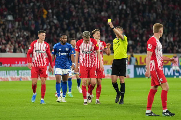 1. Bundesliga: SC Freiburg vs FC Schalke 04, 11.10.2026 Martin Petersen (Schiedsrichter) mit der Gelben Karte für Matthias Ginter (SC Freiburg, 28) 1. Bundesliga: SC Freiburg vs FC Schalke 04, Europa-Park-Stadion, 11.10.2026 DFB DFL REGULATIONS PROHIBIT ANY USE OF PHOTOGRAPHS AS IMAGE SEQUENCES AND OR QUASI-VIDEO. Copyright: xBEAUTIFULxSPORTS Boscox