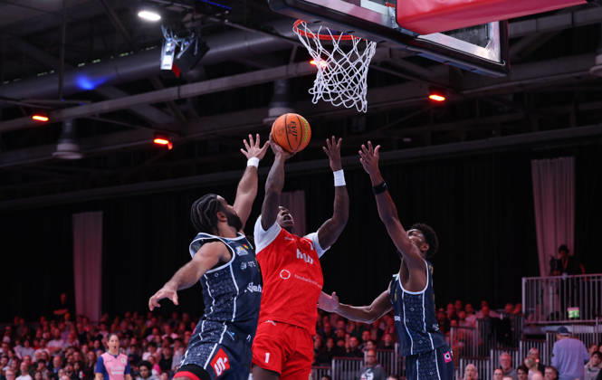 v.l. Tyreese Blunt (Eisbaeren Bremerhaven 00), Antonio Williams (RheinStars Koeln 01) beim Korbwurf, Carlos Carter (Eisbaeren Bremerhaven 06) GER, RheinStars Koeln vs. Eisbaeren Bremerhaven, Basketball, ProA, 4. Spieltag, Spielzeit 2026 2027, 11.10.2026 GER, RheinStars Koeln vs. Eisbaeren Bremerhaven, Basketball, ProA, 4. Spieltag, Spielzeit 2026 2027, 11.10.2026 RheinStars Koeln Copyright: xEibner-Pressefoto ThomasxStoeckerx EP_TSR