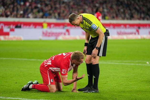 1. Bundesliga: SC Freiburg vs FC Schalke 04, 11.10.2026 Philipp Lienhart (SC Freiburg, 3) am Diskutieren mit Martin Petersen (Schiedsrichter) 1. Bundesliga: SC Freiburg vs FC Schalke 04, Europa-Park-Stadion, 11.10.2026 DFB DFL REGULATIONS PROHIBIT ANY USE OF PHOTOGRAPHS AS IMAGE SEQUENCES AND OR QUASI-VIDEO. Copyright: xBEAUTIFULxSPORTS Boscox