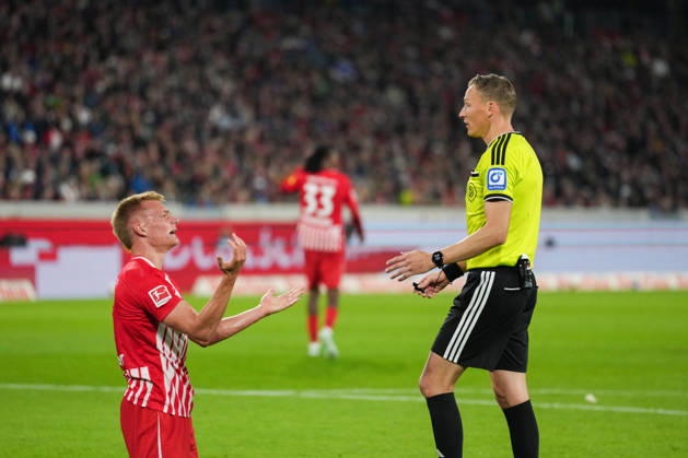 1. Bundesliga: SC Freiburg vs FC Schalke 04, 11.10.2026 Philipp Lienhart (SC Freiburg, 3) am Diskutieren mit Martin Petersen (Schiedsrichter) 1. Bundesliga: SC Freiburg vs FC Schalke 04, Europa-Park-Stadion, 11.10.2026 DFB DFL REGULATIONS PROHIBIT ANY USE OF PHOTOGRAPHS AS IMAGE SEQUENCES AND OR QUASI-VIDEO. Copyright: xBEAUTIFULxSPORTS Boscox