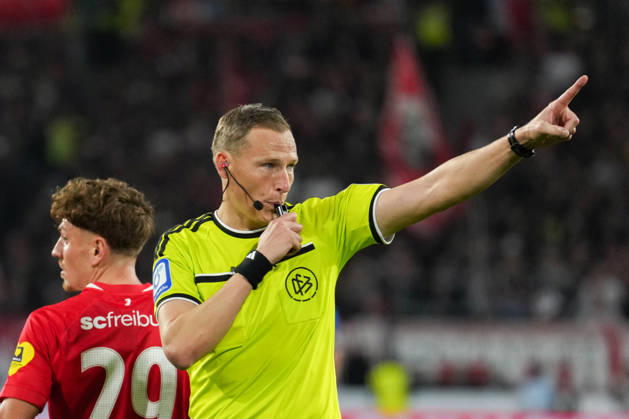 1. Bundesliga: SC Freiburg vs FC Schalke 04, 11.10.2026 Martin Petersen (Schiedsrichter) 1. Bundesliga: SC Freiburg vs FC Schalke 04, Europa-Park-Stadion, 11.10.2026 DFB DFL REGULATIONS PROHIBIT ANY USE OF PHOTOGRAPHS AS IMAGE SEQUENCES AND OR QUASI-VIDEO. Copyright: xBEAUTIFULxSPORTS Boscox