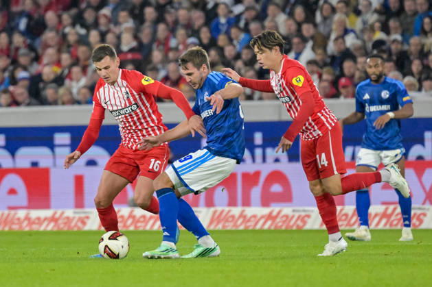 Yannik Engelhardt (SC Freiburg, 16), Kenan Karaman (FC Schalke 04, 19), Yuito Suzuki (SC Freiburg, 14) GER, SC Freiburg vs Schalke 04, Fussball, Bundesliga, 5. Spieltag, Saison 2026 2027, 11.10.2026 DFL DFB REGULATIONS PROHIBIT ANY USE OF PHOTOGRAPHS AS IMAGE SEQUENCES AND OR QUASI-VIDEO GER, SC Freiburg vs Schalke 04, Fussball, Bundesliga, 5. Spieltag, Saison 2026 2027, 11.10.2026 Freiburg Copyright: xEibner-Pressefotox EP_THS