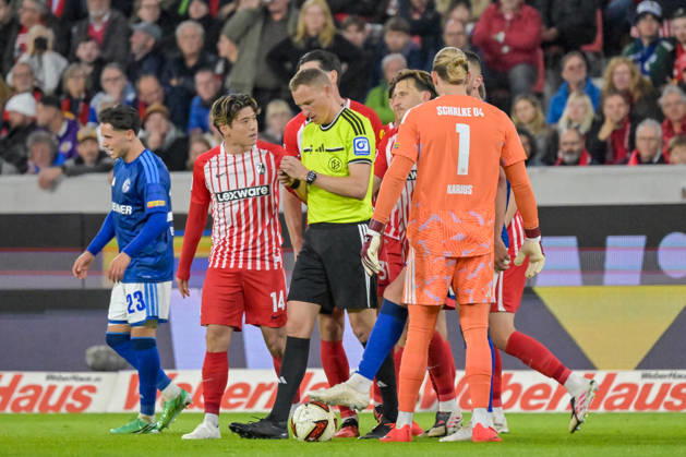 Yuito Suzuki (SC Freiburg, 14) mit Gespraechbedarf nach seiner Gelb-Roten Karte von Martin Petersen (Schiedsrichter) GER, SC Freiburg vs Schalke 04, Fussball, Bundesliga, 5. Spieltag, Saison 2026 2027, 11.10.2026 DFL DFB REGULATIONS PROHIBIT ANY USE OF PHOTOGRAPHS AS IMAGE SEQUENCES AND OR QUASI-VIDEO GER, SC Freiburg vs Schalke 04, Fussball, Bundesliga, 5. Spieltag, Saison 2026 2027, 11.10.2026 Freiburg Copyright: xEibner-Pressefotox EP_THS