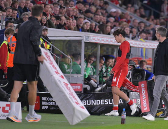 11.10.2026, xblx, Fussball 1.Bundesliga, SC Freiburg - FC Schalke 04 v.l. Gelbe Rote Karte gelbrote, Ampelkarte fuer Yuito Suzuki (SC Freiburg) (DFL DFB REGULATIONS PROHIBIT ANY USE OF PHOTOGRAPHS as IMAGE SEQUENCES and or QUASI-VIDEO) Freiburg