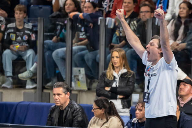 Jubel bei Johannes Sellin (HC Erlangen, Chef-Trainer) GER, HC Erlangen vs. MT Melsungen, Handball, Opel Handball-Bundesliga, 8. Spieltag, Spielzeit 2026 2027, 11.10.2026 GER, HC Erlangen vs. MT Melsungen, Handball, Opel Handball-Bundesliga, 8. Spieltag, Spielzeit 2026 2027, 11.10.2026 Nuernberg Copyright: xEibner-Pressefoto ArdanxFuessmanx EP_AFN