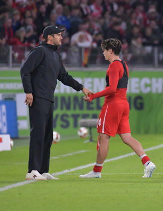 11.10.2026, xblx, Fussball 1.Bundesliga, SC Freiburg - FC Schalke 04 v.l. Trainer Julian Schuster (SC Freiburg), Gelbe Rote Karte gelbrote, Ampelkarte fuer Yuito Suzuki (SC Freiburg) (DFL DFB REGULATIONS PROHIBIT ANY USE OF PHOTOGRAPHS as IMAGE SEQUENCES and or QUASI-VIDEO) Freiburg