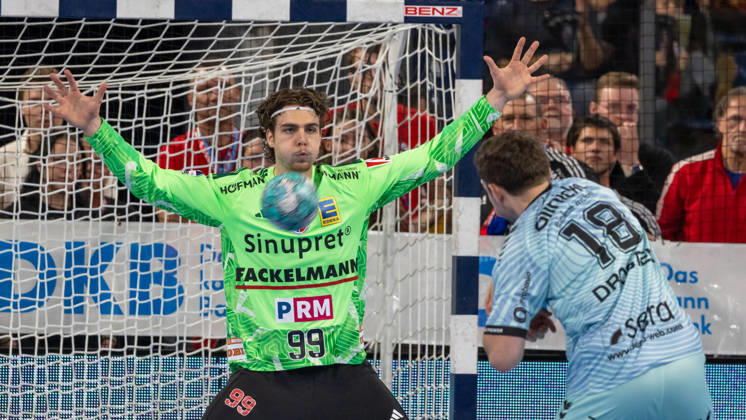 Tin Herceg (HC Erlangen, 99) beim Siebenmeter Florian Drosten (MT Melsungen, 18) GER, HC Erlangen vs. MT Melsungen, Handball, Opel Handball-Bundesliga, 8. Spieltag, Spielzeit 2026 2027, 11.10.2026 GER, HC Erlangen vs. MT Melsungen, Handball, Opel Handball-Bundesliga, 8. Spieltag, Spielzeit 2026 2027, 11.10.2026 Nuernberg Copyright: xEibner-Pressefoto ArdanxFuessmanx EP_AFN