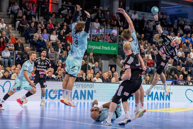 Marek Nissen (HC Erlangen, 06) wirft ueber den Block Johannes Golla (MT Melsungen, 14), Adrian Sipos (MT Melsungen, 08) am Boden. GER, HC Erlangen vs. MT Melsungen, Handball, Opel Handball-Bundesliga, 8. Spieltag, Spielzeit 2026 2027, 11.10.2026 GER, HC Erlangen vs. MT Melsungen, Handball, Opel Handball-Bundesliga, 8. Spieltag, Spielzeit 2026 2027, 11.10.2026 Nuernberg Copyright: xEibner-Pressefoto ArdanxFuessmanx EP_AFN