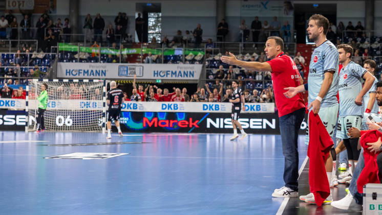 Roberto Garcia Parrondo (MT Melsungen, Trainer) an der Seitenlinie. GER, HC Erlangen vs. MT Melsungen, Handball, Opel Handball-Bundesliga, 8. Spieltag, Spielzeit 2026 2027, 11.10.2026 GER, HC Erlangen vs. MT Melsungen, Handball, Opel Handball-Bundesliga, 8. Spieltag, Spielzeit 2026 2027, 11.10.2026 Nuernberg Copyright: xEibner-Pressefoto ArdanxFuessmanx EP_AFN