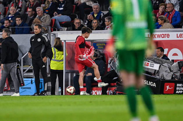 11.10.2026, Fussball, Saison 2026 2027, Bundesliga, SC Freiburg - FC Schalke 04, Platzverweis Yuito Suzuki (SC Freiburg) verlässt das fällt und tritt eine Bande, xRHR-FOTO YYx Copyright: KROEGER RHR-FOTOx RHR-FOTO YY