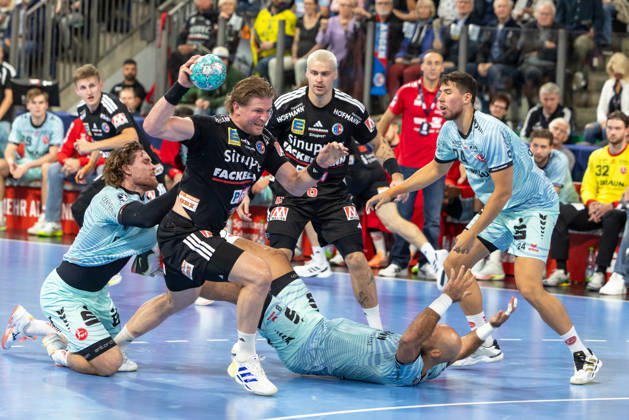 Maciej Gebala (HC Erlangen, 77) beim Wurf mit Energie im gesicht. GER, HC Erlangen vs. MT Melsungen, Handball, Opel Handball-Bundesliga, 8. Spieltag, Spielzeit 2026 2027, 11.10.2026 GER, HC Erlangen vs. MT Melsungen, Handball, Opel Handball-Bundesliga, 8. Spieltag, Spielzeit 2026 2027, 11.10.2026 Nuernberg Copyright: xEibner-Pressefoto ArdanxFuessmanx EP_AFN