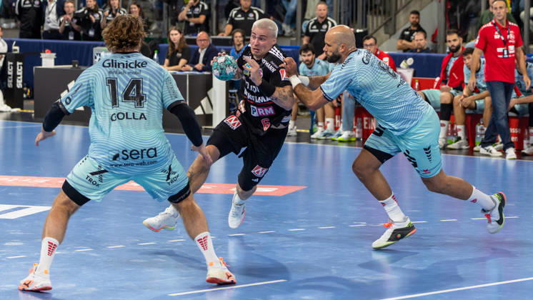 Marek Nissen (HC Erlangen, 06) im Zweikampf. Adrian Sipos (MT Melsungen, 08) Johannes Golla (MT Melsungen, 14) GER, HC Erlangen vs. MT Melsungen, Handball, Opel Handball-Bundesliga, 8. Spieltag, Spielzeit 2026 2027, 11.10.2026 GER, HC Erlangen vs. MT Melsungen, Handball, Opel Handball-Bundesliga, 8. Spieltag, Spielzeit 2026 2027, 11.10.2026 Nuernberg Copyright: xEibner-Pressefoto ArdanxFuessmanx EP_AFN