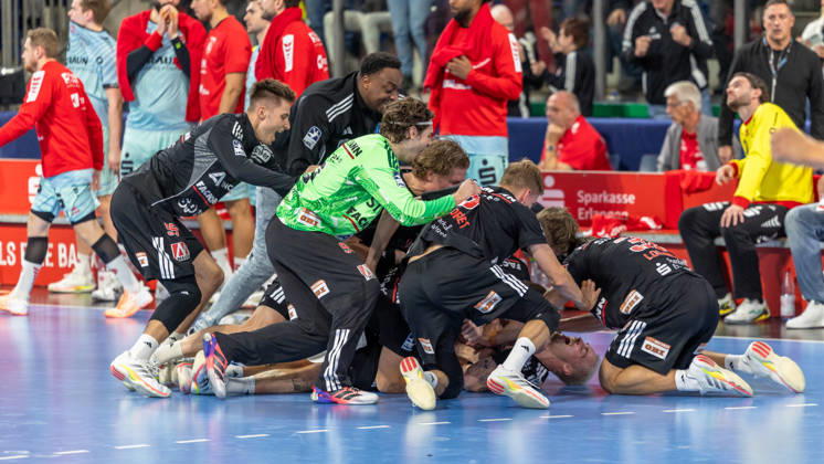 Erlangener Mannschaft stuerzt sich auf den Torschuetzen zum Sieg Marek Nissen (HC Erlangen, 06). GER, HC Erlangen vs. MT Melsungen, Handball, Opel Handball-Bundesliga, 8. Spieltag, Spielzeit 2026 2027, 11.10.2026 GER, HC Erlangen vs. MT Melsungen, Handball, Opel Handball-Bundesliga, 8. Spieltag, Spielzeit 2026 2027, 11.10.2026 Nuernberg Copyright: xEibner-Pressefoto ArdanxFuessmanx EP_AFN