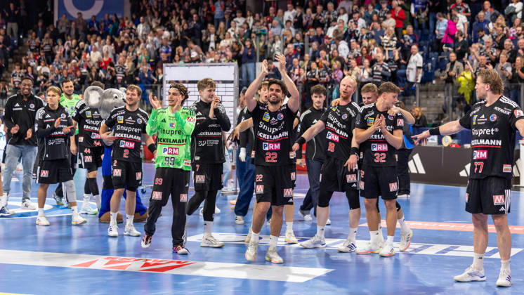 Mannschaft jubelt nach dem Sieg. Tin Herceg (HC Erlangen, 99) GER, HC Erlangen vs. MT Melsungen, Handball, Opel Handball-Bundesliga, 8. Spieltag, Spielzeit 2026 2027, 11.10.2026 GER, HC Erlangen vs. MT Melsungen, Handball, Opel Handball-Bundesliga, 8. Spieltag, Spielzeit 2026 2027, 11.10.2026 Nuernberg Copyright: xEibner-Pressefoto ArdanxFuessmanx EP_AFN