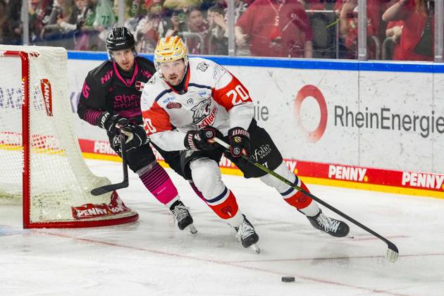 Eishockey Penny-DEL 8.Spieltag Kölner Haie - Nürnberg Ice Tigers am 11.10.2026 in der Lanxess Arena in Köln Louis-Marc Aubry ( Köln ), links - Ryan Jones ( Nürnberg ), rechts Gemäß den Vorgaben der DEL Deutsche Eishockey Liga ist die Publikation und Weiterverwertung der Aufnahmen in elektronischen Medien und Endgeräten aller Art während des laufenden Spiels nicht zulässig.