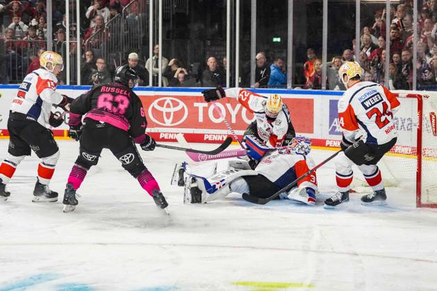 Eishockey Penny-DEL 8.Spieltag Kölner Haie - Nürnberg Ice Tigers am 11.10.2026 in der Lanxess Arena in Köln Niklas Treutle ( Nürnberg ), mitte - begräbt die Scheibe unter sich Gemäß den Vorgaben der DEL Deutsche Eishockey Liga ist die Publikation und Weiterverwertung der Aufnahmen in elektronischen Medien und Endgeräten aller Art während des laufenden Spiels nicht zulässig.