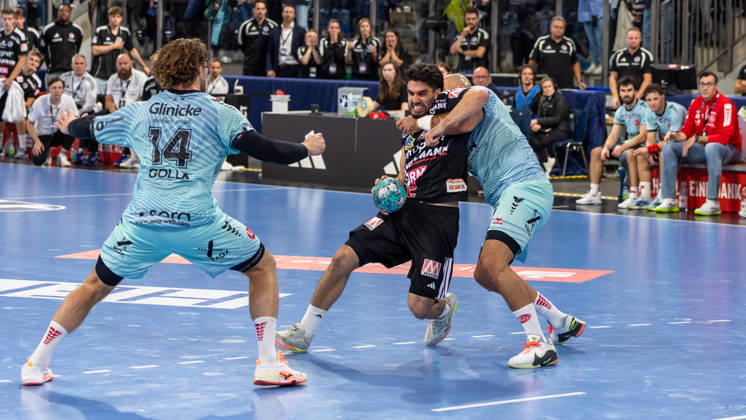 Frieder Bandlow (HC Erlangen, 02) im Zweikampf, Johannes Golla (MT Melsungen, 14) GER, HC Erlangen vs. MT Melsungen, Handball, Opel Handball-Bundesliga, 8. Spieltag, Spielzeit 2026 2027, 11.10.2026 GER, HC Erlangen vs. MT Melsungen, Handball, Opel Handball-Bundesliga, 8. Spieltag, Spielzeit 2026 2027, 11.10.2026 Nuernberg Copyright: xEibner-Pressefoto ArdanxFuessmanx EP_AFN