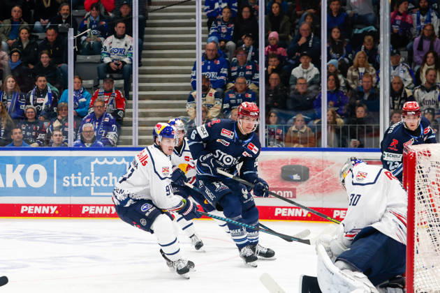 Max Bolle (EHC Red Bull Muenchen, 01) und Alex Peters (Schwenninger Wild Wings, 06), GER, Schwenninger Wild Wings vs. EHC Red Bull Muenchen, Eishockey, PENNY DEL, 8. Spieltag, Spielzeit 2026 2027, 11.10.2026 GER, Schwenninger Wild Wings vs. EHC Red Bull Muenchen, Eishockey, PENNY DEL, 8. Spieltag, Spielzeit 2026 2027, 11.10.2026 Schwenningen Copyright: xEibner-Pressefoto KirstenxJaegerx