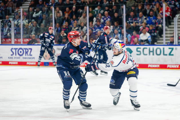 Curtis Valk (Schwenninger Wild Wings, 14) und Dominik Kahun (EHC Red Bull Muenchen, 21), GER, Schwenninger Wild Wings vs. EHC Red Bull Muenchen, Eishockey, PENNY DEL, 8. Spieltag, Spielzeit 2026 2027, 11.10.2026 GER, Schwenninger Wild Wings vs. EHC Red Bull Muenchen, Eishockey, PENNY DEL, 8. Spieltag, Spielzeit 2026 2027, 11.10.2026 Schwenningen Copyright: xEibner-Pressefoto KirstenxJaegerx