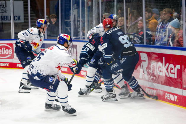 Fabio Wagner (EHC Red Bull Muenchen, 55), Vadim Schreiner (Schwenninger Wild Wings, 13), Lukas Klok (EHC Red Bull Muenchen, 03) und Sebastian Uvira (Schwenninger Wild Wings, 93), GER, Schwenninger Wild Wings vs. EHC Red Bull Muenchen, Eishockey, PENNY DEL, 8. Spieltag, Spielzeit 2026 2027, 11.10.2026 GER, Schwenninger Wild Wings vs. EHC Red Bull Muenchen, Eishockey, PENNY DEL, 8. Spieltag, Spielzeit 2026 2027, 11.10.2026 Schwenningen Copyright: xEibner-Pressefoto KirstenxJaegerx