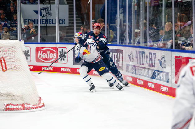Alexander Karachun (Schwenninger Wild Wings, 47) und Ville Pokka (EHC Red Bull Muenchen, 22), , GER, Schwenninger Wild Wings vs. EHC Red Bull Muenchen, Eishockey, PENNY DEL, 8. Spieltag, Spielzeit 2026 2027, 11.10.2026 GER, Schwenninger Wild Wings vs. EHC Red Bull Muenchen, Eishockey, PENNY DEL, 8. Spieltag, Spielzeit 2026 2027, 11.10.2026 Schwenningen Copyright: xEibner-Pressefoto KirstenxJaegerx