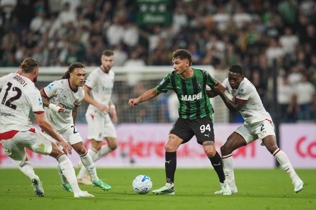 Sassuolo™s Sebastiano Esposito fights for the ball with Milan s Pervis Estupinan during the Serie A soccer match between Sassuolo and Milan at the Mapei Stadium in Reggio Emilia, north Italy - Sunday, October 11, 2026 - Copyright: xMassimoxPaolone LaPressex