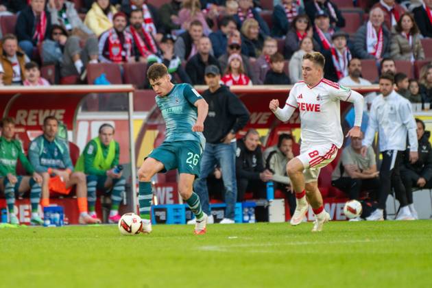 Lukas Ullrich, Abwehr, (Borussia Moenchengladbach 26) Isak Bergmann Johannesson, Mittelfeld, (1.FC Koeln 8), , 1. FC Koeln vs. Borussia Moenchengladbach, Fussball, 1. Bundesliga, 5. Spieltag, 11.10.2026 DFB DFL regulations prohibit any use of photographs as image sequences and or quasi-video Koeln Nordrhein-Westfalen Deutschland