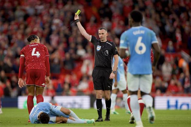 RECORD DATE NOT STATED Football - FA Premier League - Liverpool FC v Manchester City FC LIVERPOOL, ENGLAND - Sunday, October 11, 2026: Liverpool s captain Virgil van Dijk is shown a yellow card by referee Chris Kavanagh during the FA Premier League match between Liverpool FC and Manchester City FC at Anfield. (Photo by David Rawcliffe Propaganda) LIVERPOOL Anfield MERSEYSIDE ENGLAND  Copyright: xDavidxRawcliffex 2026-10-11-Liverpool_v_Man_City-128