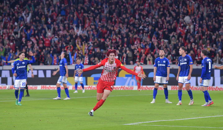 11.10.2026, xblx, Fussball 1.Bundesliga, SC Freiburg - FC Schalke 04 v.l. Keisuke Goto (SC Freiburg), Goal scored, Tor zum 2:1, celebrate the goal, Torjubel , Jubel, jubeln, jubelt, schalke enttäuscht, enttaeuscht schauend, dissapointed, Enttäuschung, Enttaeuschung (DFL DFB REGULATIONS PROHIBIT ANY USE OF PHOTOGRAPHS as IMAGE SEQUENCES and or QUASI-VIDEO) Freiburg