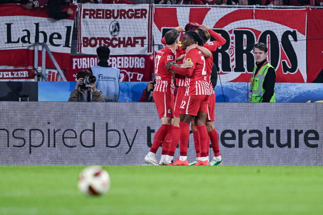 11.10.2026, Fussball, Saison 2026 2027, Bundesliga, SC Freiburg - FC Schalke 04, Keisuke Goto (SC Freiburg) erzielt das Tor zum 2:1 und die Spieler des FC Schalke 04 sind enttäuscht, xRHR-FOTO YYx Copyright: KROEGER RHR-FOTOx RHR-FOTO YY