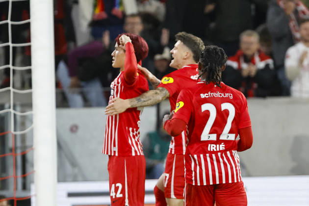 Torjubel SC Freiburg beim 2:1 durch Keisuke Goto (SC Freiburg, 42), Freude, Begeisterung, positive Emotionen, Torerfolg , Deutschland, Fussball, 1. Bundesliga, 5.Spieltag, 2026 2027, SC Freiburg vs. FC Schalke 04, 11.10.2026, Freiburg im Breisgau Europa-Park Stadion Deutschland Copyright: xGrantxHubbsx