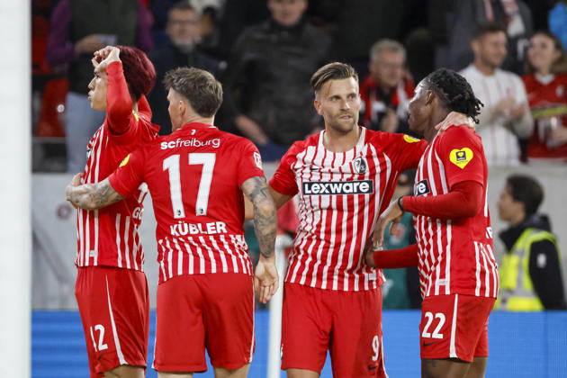 Torjubel SC Freiburg beim 2:1 durch Keisuke Goto (SC Freiburg, 42), Freude, Begeisterung, positive Emotionen, Torerfolg , Deutschland, Fussball, 1. Bundesliga, 5.Spieltag, 2026 2027, SC Freiburg vs. FC Schalke 04, 11.10.2026, Freiburg im Breisgau Europa-Park Stadion Deutschland Copyright: xGrantxHubbsx